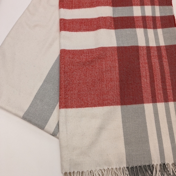 Plaid Gap blanket scarf - Picture 3 of 9